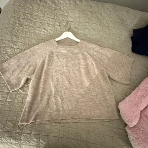 Beige stickad tröja - Mysig beige stickad tröja med trekvartsärm, den är både stilren och bekväm. 