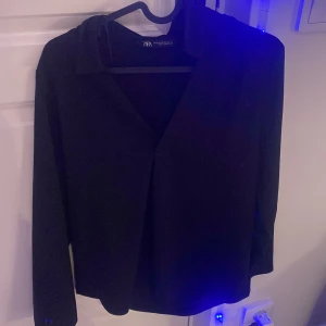 Skjorta . - En skjorta från Zara.Den är helt helt ny och inte använd.Den har typ kostym tyg i sig och väldigt fin på om man kollar från nätet