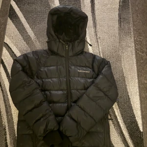 Svart jacka från Peak Performance - Säljer denna fina peak performance jacka🖤  Köpt på peak performance butiken för 2500kr, har haft den i ett år och den har ett jättelitet hål som man inte ser så bra ☺️ Perfekt nu inför denna kalla vinter som väntar oss och kan tänka mig att sänka priset 🤗