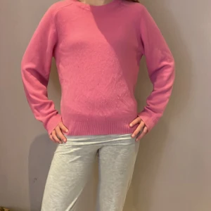 Rosa tröja - Säljer en superfin rosa tröja i mjukt material. Perfekt för både vardag och mysiga stunder. Tröjan har långa ärmar och en klassisk passform som passar de flesta tillfällen. Ett måste i garderoben för dig som älskar rosa!