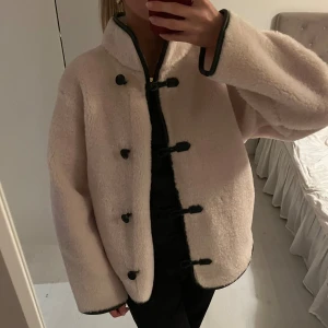 Jacka - Jätteskön jacka. Säljer pågrund av att jag har för många jackor. Använt fåtal gånger 