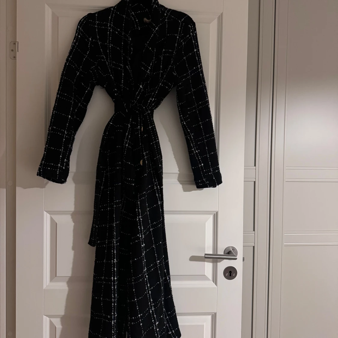 Svart rutig kappa med bälte - 90