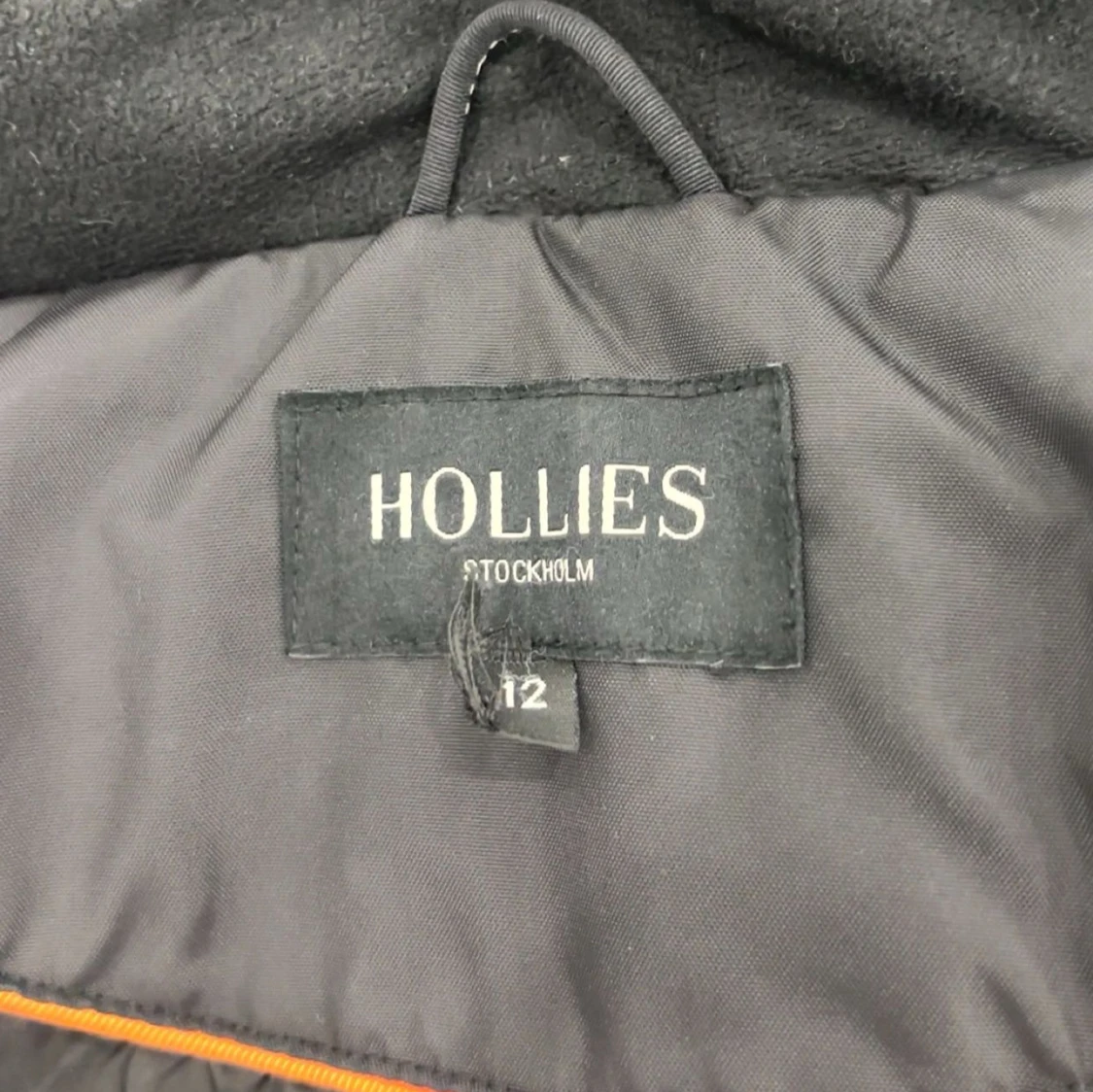 Svart vinterjacka med pälsdetalj - 93