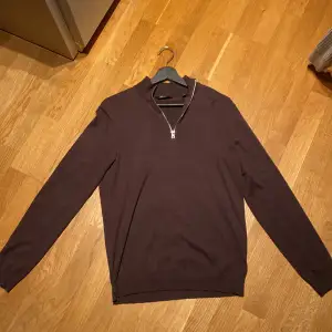 Säljer denna riktigt snygga half zip ifrån Only & sons. Den är i riktigt bra skick och är knappt använd. Säljer den till väldigt bra pris. Storlek S