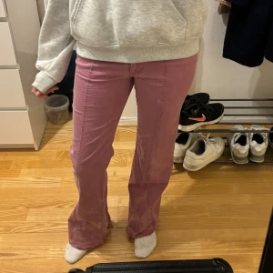 Rosa byxor i bootcut-stil - Säljer ett par snygga rosa byxor i bootcut-stil. De är högmidjade och har en skön passform som sitter bra över höfterna. Perfekta för både vardag och fest! 💖