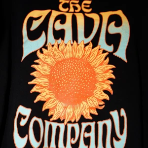 Svart hoodie från The Cava Company - Säljer en svart hoodie från The Cava Company med en cool solrosdesign och text på baksidan. Den är i bra skick och perfekt för höst och vinter. Hoodien har en stor ficka fram och en bekväm passform. Perfekt för att hålla sig varm och stilren! 🌻🖤