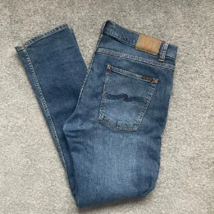 Nudie Jeans - Säljer nu mina nudie jeans i storlek 34/32 på grund av att dem är för stora för mig🙌🏼 Jeansen är i 9/10 skick, skriv vid minsta fundering🙌🏼😁