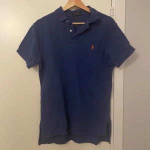 Ralph Lauren piké  - Säljer min polo Ralph Lauren piké för att den inte används så mycket. Det är inget fel på den. Skriv om ni har några frågor😉💯