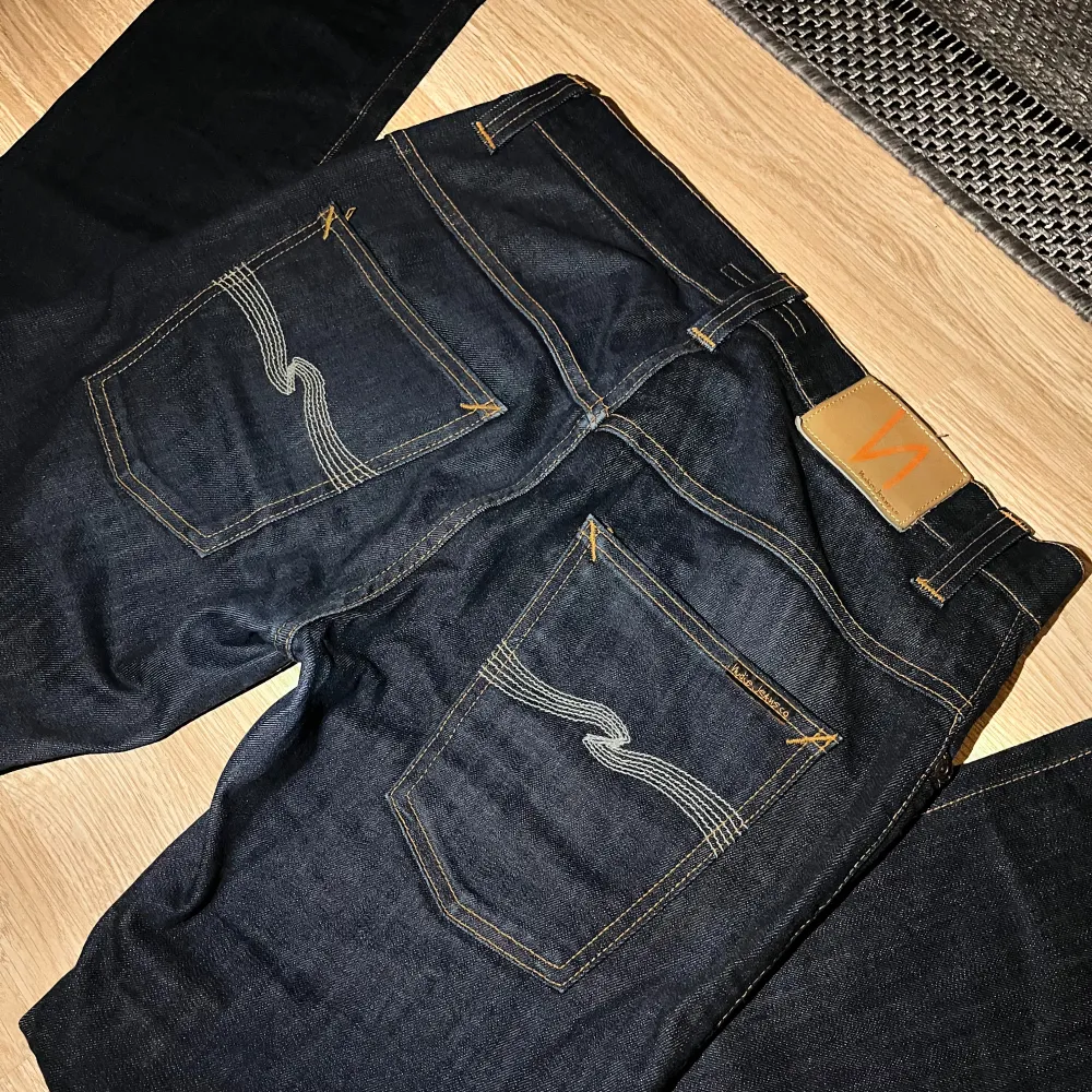 Säljer dessa Nudie jeans i modellen Thin Fin vilket är slimfit, jeansen är i väldigt bra skick utan defekter . Jeans & Byxor.