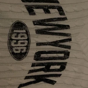 Snygg V-ringad tröja  - Fin V-ringad tröja från h&m! Bra skick. Utsåld, kontakta för mer info💞