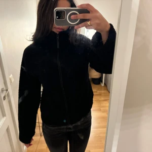 Populär hm jacka - Säljer den tunna men så mysiga jackan med dragkedja från Hm! Den är svart och svår att se på denna bild så be om en annan ifall ni är intresserade. Den har fickor och är så skön🖤🖤 passar både S o M!