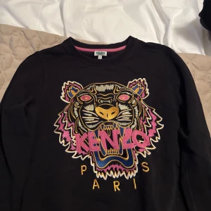 Svart tröja med tigertryck från Kenzo - Säljer denna Kenzo tröja då den blivit för liten för mig.