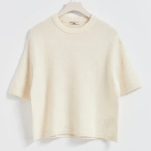 vit stickad tröja från Gina Tricot - Säljer en superfin vit stickad tröja från Gina Tricot. Den har knappt tecken på användning, skriv för fler bilder!!