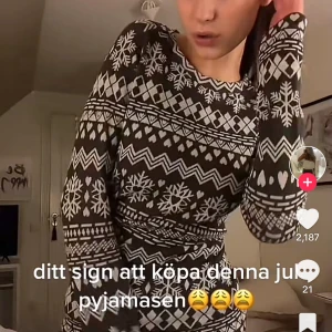 Jultröja/ underställströja från rusta🩷 - Köpt förra året på rusta. Perfekt nu till jul och kalla dagar. Pris går att diskutera!