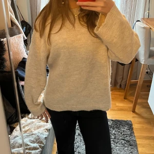 Beige stickad tröja - Mysig beige stickad tröja i bra skick. Perfekt för höst och vinter med långa ärmar och ribbade muddar.  Använd fåtal gånger!! Säljer för halva nypriset!!