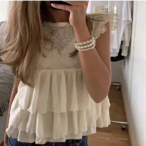Zara blus med volanger  - jättefin populär slutsåld Zara blus❣️säljer då den aldrig kommer till användning❣️inga defekter