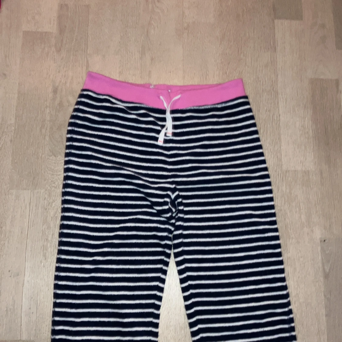 Randiga mjukisbyxor med rosa midja - 90