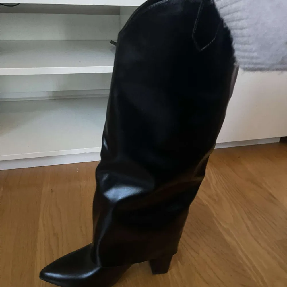 Säljer ett par snygga svarta stövlar i skinn med spetsig tå. Perfekta för höst och vinter, dessa boots har en stilren design som passar både till vardags och fest. De är i mycket bra skick och redo att användas direkt. Perfekt för att ge din outfit en extra edge!. Skor.