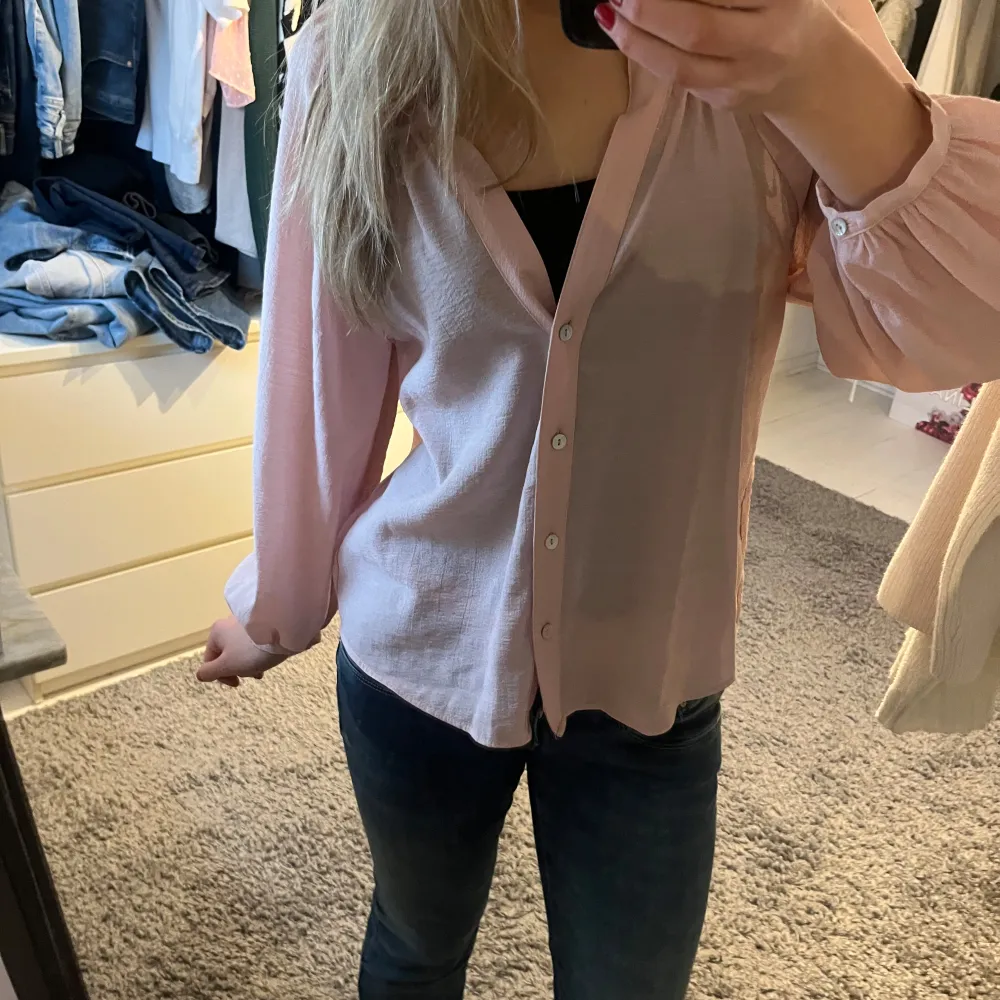 Säljer en superfin ljusrosa blus från Zara. Den har långa ärmar med resår vid ärmsluten och knappar framtill. Nästan aldrig använd så mycket bra skick!!!🩷🩷. Puserot.