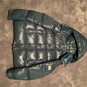  Moncler Maya - Säljer en snygg grön moncler maya jacka! Är som i ny skick, storlek 3
