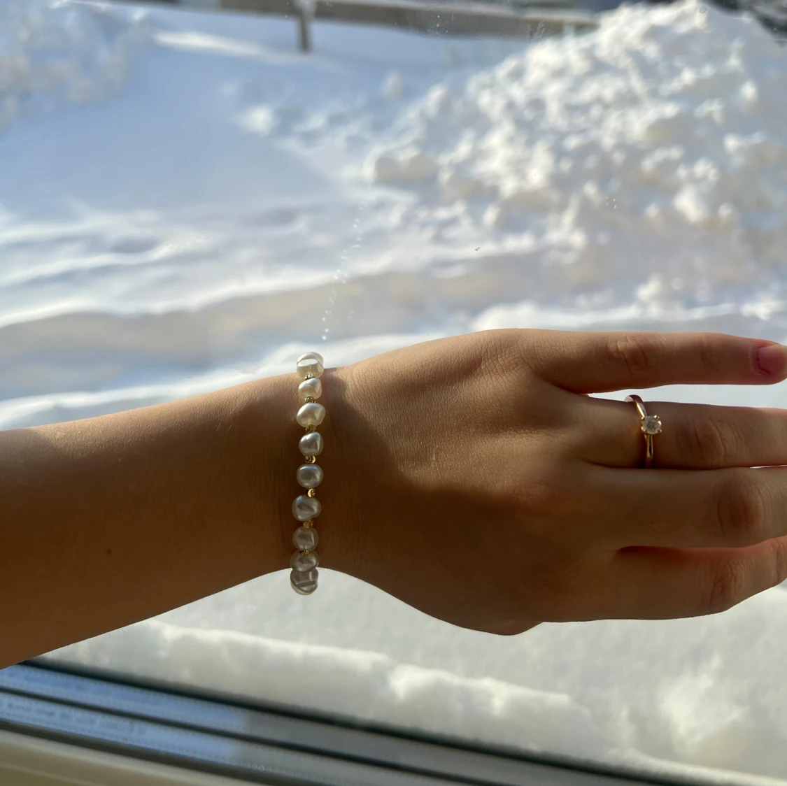Pärlarmband med gulddetaljer - 90