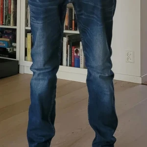 Replay  - Säljer ett par replay jeans i strlk 32/32.  Sitter väldigt bra. Skriv om ni har frågor!