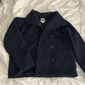 Mörkblå kappa - Säljer en stilren mörkblå kappa i mycket bra skick. Storleken är 158-164 från Gina  passar mig som i vanliga fall har xs-s