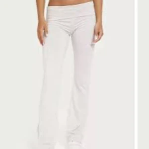 Grå yogapants  - Superbekväma gråa yoga pants i loose fit. Perfekta för en avslappnad dag hemma eller en snabb tur till affären. De har en lågmidjad design som ger en avslappnad och trendig look. Passar perfekt till en hoodie eller en enkel t-shirt.