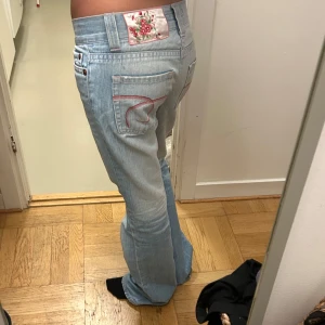 Lowwaist bootcut jeans - Supersnygga ljusa lågmidjade bootcut jeans 🫶