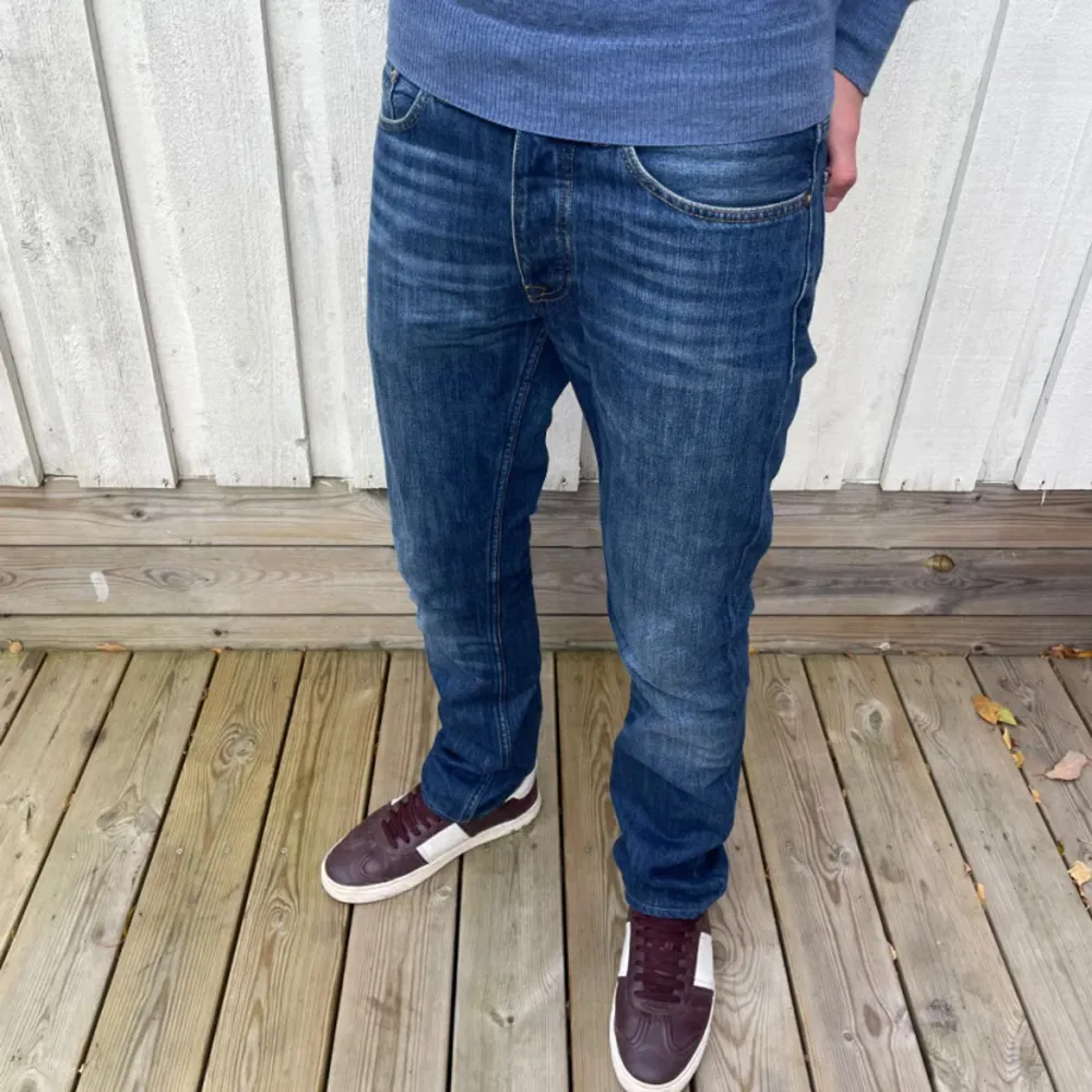 Säljer ett par snygga blå jeans från Acne Studios.  Jag säljer de för jag har vuxit ifrån de. Han på bilden är 175. Hör av dig vid funderingar!. Jeans & Byxor.