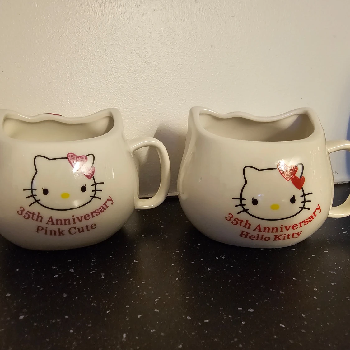 Hello Kitty 35-årsjubileumsmuggar - 90