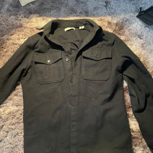 Field  jacka - Bra skick storlek M, svart stilren nu till kallare dagar. Ny pris 899, mitt pris 699. ‼️pris går diskutera vid snabb affär‼️🤗