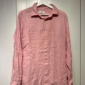 Rosa linneskjorta från Uniqlo - Säljer en snygg rosa linneskjorta från Uniqlo. Väldigt luftig skjorta i premium linne. Stryker du skjortan är den så gott som ny. Nypris 600:-