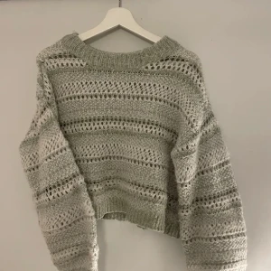Grå stickad tröja från Vero Moda - Säljer en superfin grå stickad tröja från Vero Moda. Den är perfekt för både höst och vinter! 