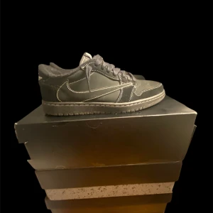 Nike travis scott phantom  - Ett par Nike Travis scott phantom. Storlek 44, nyskick, allt ingår som bandana och extra snören, skriv för fler bilder elr frågor😀😀 pris kan diskuteras👍👍