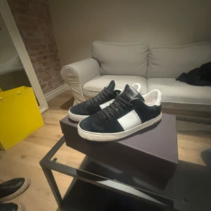 Valentino flycrew  - Säljer nu ett par valentino flycrew i väldigt fint skick 8,5/10 storlek 41,5 lådan o allt og finns kvar, alla nitar kvar MVH Axel