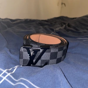 Säljer ett svart märkes bälte  - Säljer svart bälte märket har några repor men annars så är allt bra.