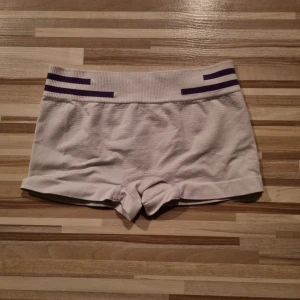 Flicktrosor - 2 st flicktrosor i stl 146/152 i begagnad skicka 