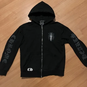Chrome Hearts hoodie - Säljer en svart hoodie från Chrome Hearts i bra skick. Storlek L. priset är inte hugget i sten