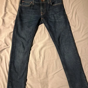 Nudie jeans - Säljer ett par mörkblå jeans i mycket bra skick. De är slimfit och sitter sjukt bra. Perfekta för både vardag och fest! 🕺