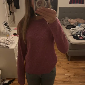 Vero moda tröja - Mysig rosa stickad tröja i bra skick. Perfekt för höst och vinter med långa ärmar och ribbade kanter. Passar både till vardags och mysiga hemmakvällar. 🧶