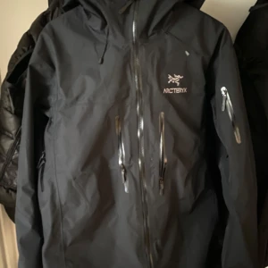 Arc’teryx Alpha SV - Knappt använd, säljes då den är köpt i fel storlek