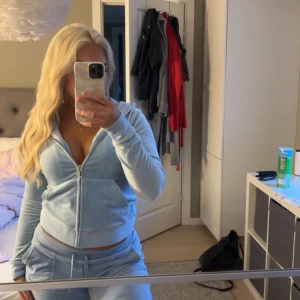 Juicy couture set ljusblå - Säljer detta mysiga set från juicy couture i ljusblått, inga defekter, säljs ihop, Storlek S på hoodien och storlek XS på byxorna men passar en S oxå