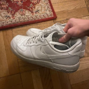 Vita Nike Air Force sneakers - Säljer dessa för riktigt grymt pris för jag inte vill ha dom längre. Använd i gottskick.