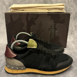 VALENTINO ROCKRUNNERS  - - Valentino Rockrunners- Skick: 9,5/10 - Tillbehör: Enbart skorna - Storlek 39 - Nypris ca 7500kr // DeluxeCloset