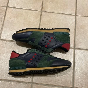 Valentino rockrunner  - Använda men jätte fint skick inga defekter bara lite smutsiga. Storlek 42 och bara skorna medföljer, hör av er vid eventuella frågor 