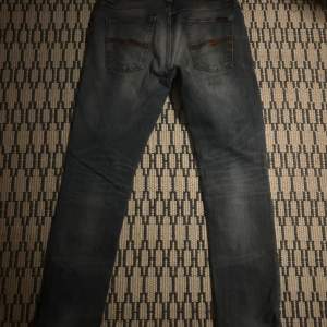 Säljer ett par blå Nudie jeans med riktigt snygg tvätt i nyskick. Modell grim tim. Ingen syn på användning! Storleken är w34/l32 Hör av dig om du har någon fråga