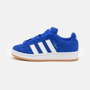 Blå Adidas Campus sneakers - Säljer ett par snygga blå Adidas Campus sneakers i mocka med de klassiska vita tre ränderna på sidan. Skorna har en vit sula och en gummisula i naturfärg. Perfekta för både vardag och fest!OCH PRIS KAN DISKUTERAS 💕