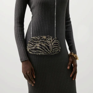 Glittrig axelväska med zebramönster - Säljer denna jättefina helt nya väska som jag aldrig använt. Den är från märket Gestuz och jag köpte den på Zalando. Den kostar 1295 kr men jag säljer den för 500😊skriv för fler bilder så skickar jag