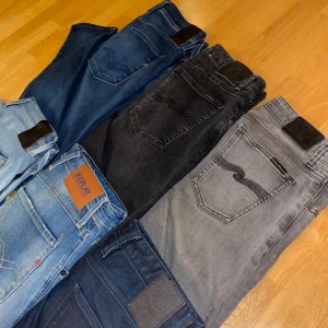⭐️Replay & Nudie Jeans Till Schyssta Priser!⭐️ - Droppar jeans i olika färger och stilar. Märken: Replay och Nudie! Färgerna varierar från ljusblå till mörkblå, grå och svart. Alla jeans är i bra cond och redo för en ny ägare! Tveka inte på att höra av er vid frågor. Med vänlig hälsning, SweStile (kan tänkas släppa alla jeans för endast 2499kr som paket pris)